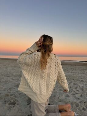 Cozy Abercrombie & Fitch lightweight Cable Knit Women's Sweater - Cream